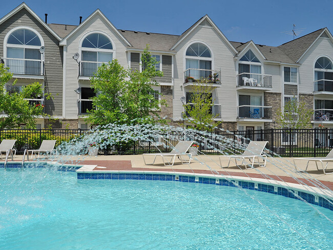 Área con salón junto a la piscina - Westlake Apartments