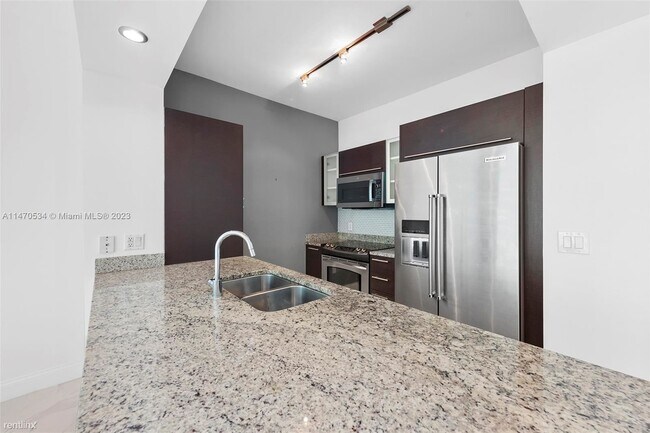 Foto del edificio - 1 br, 1 bath Condo - 950 Brickell Bay Dr A...