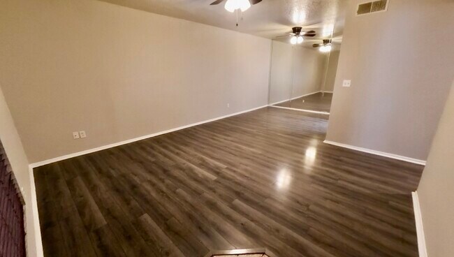 Foto del edificio - 1340 N Recker Rd