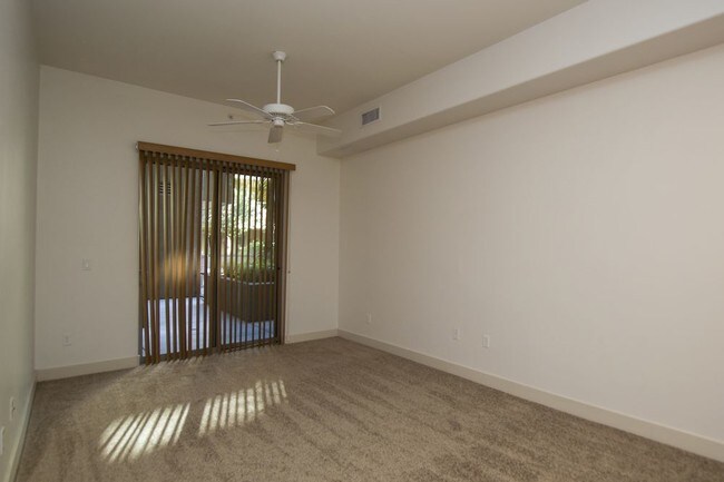 Building Photo - 945 E Playa Del Norte Dr