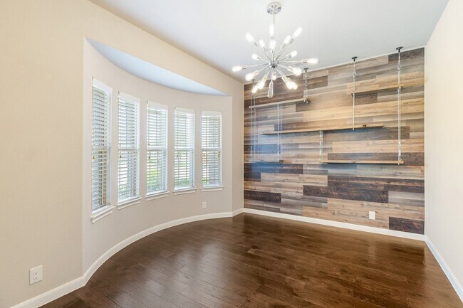 Foto del edificio - 2118 Long Forest Rd
