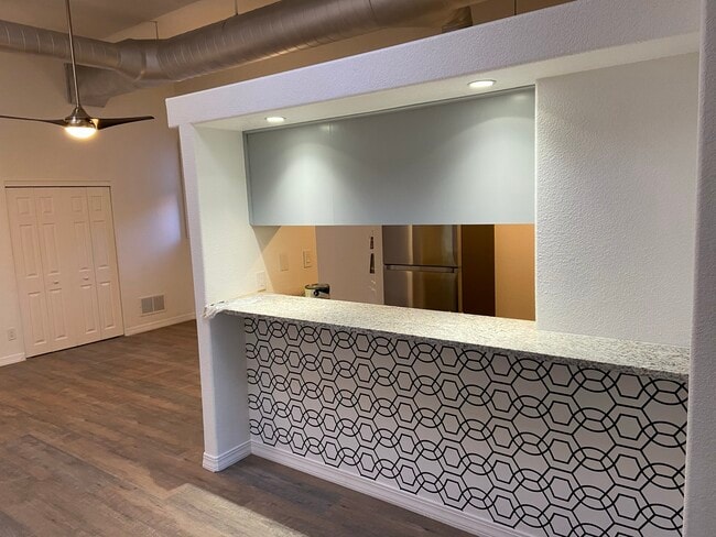 Building Photo - 325 S Union Ave