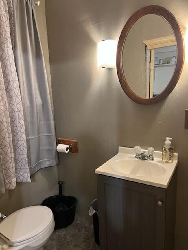 Building Photo - 5 Bedroom House plus garage for rent in Mo...