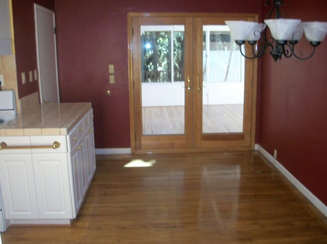 Building Photo - 2 Bedroom 2 Bathroom with Sunroom