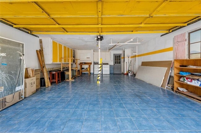 Building Photo - 880 Tully St