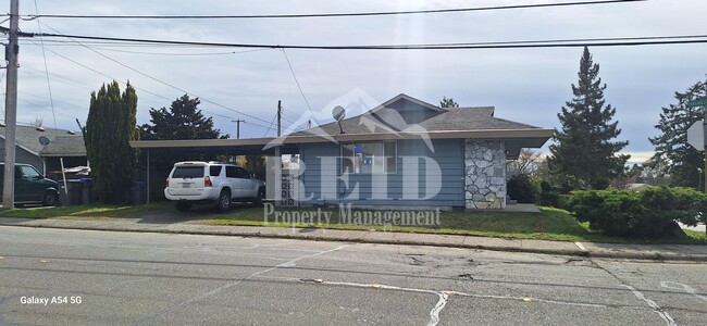 Foto del edificio - East Bremerton Rambler - 3 Bed 1 Bath with Garage and Carport Parking