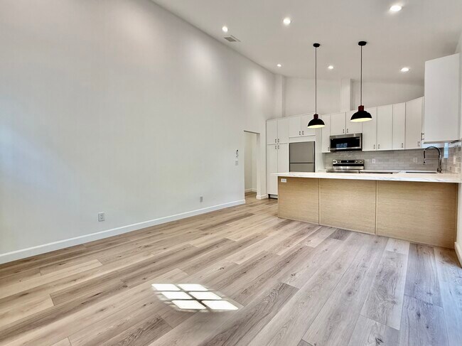 Building Photo - 619 N Vista St