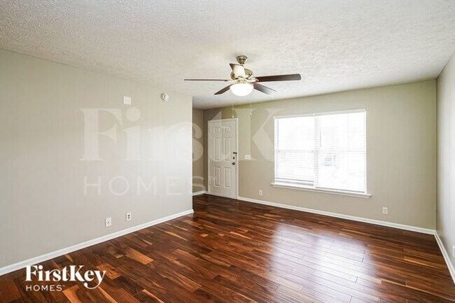 Foto del edificio - 8820 Cressent Glen Ct