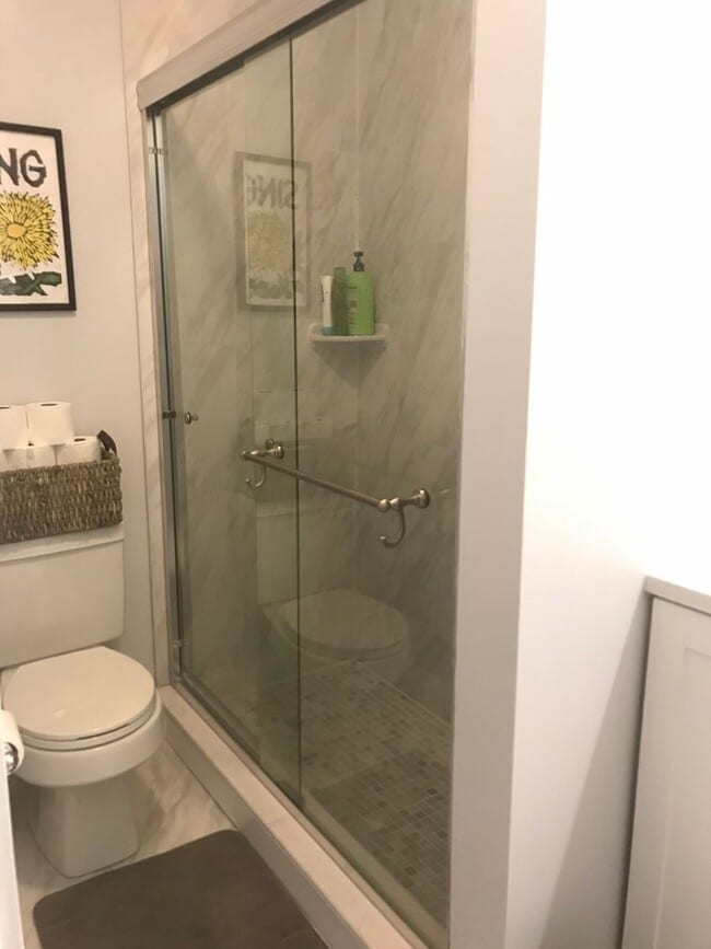 Building Photo - Huge 3 bed with in-unit laundry.
