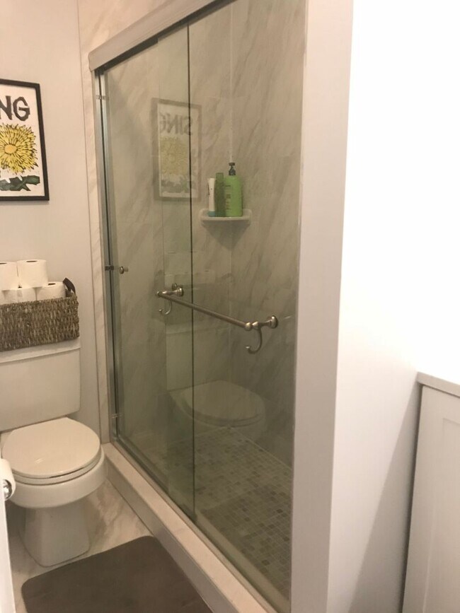 Foto del edificio - Huge 3 bed with in-unit laundry.