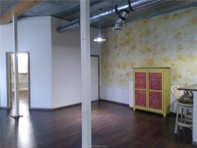 Building Photo - 211 W Washington Ave