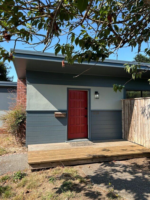 Foto principal - Updated Three Bed One Bath House Eureka