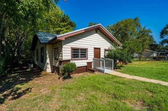 Building Photo - Plenty of Space Inside & Out – 4BR/2BA in ...