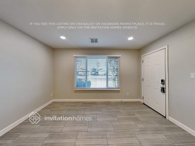 Building Photo - 2440 E Manhatton Dr