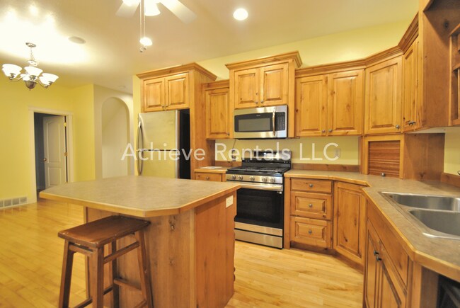 Foto del edificio - Charming End-Unit Townhome | Prime Location Near Parks, Shops & Dining