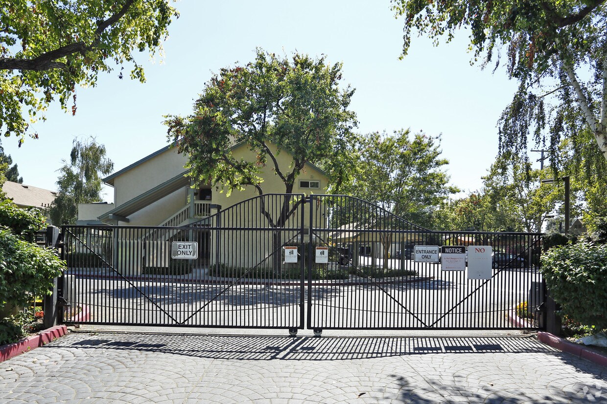 Building Photo - 1016 Summerplace Dr