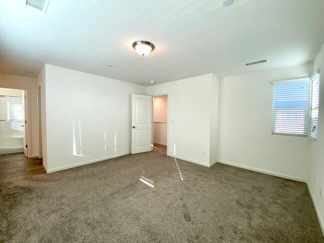 Foto del edificio - $2,195, 3 Bedroom In Gated Community with ...
