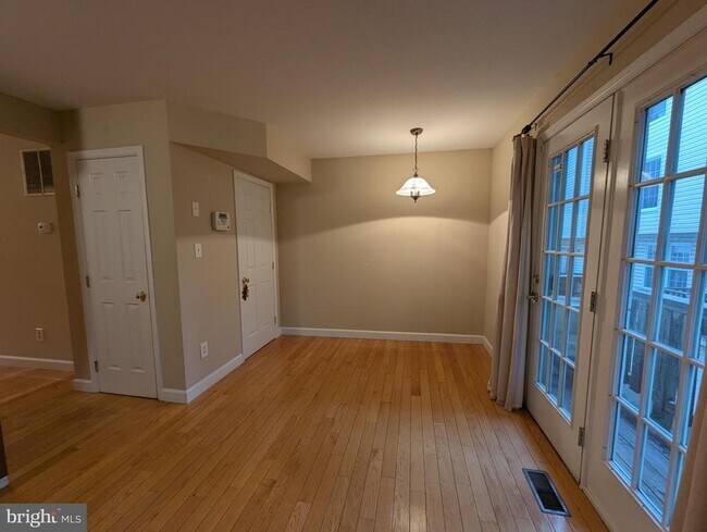 Building Photo - 2176 S Glebe Rd