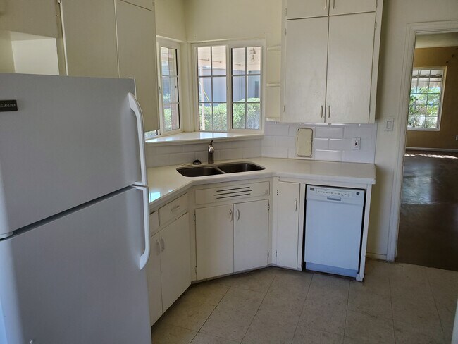 KITCHEN - 350 E Virginia Cir