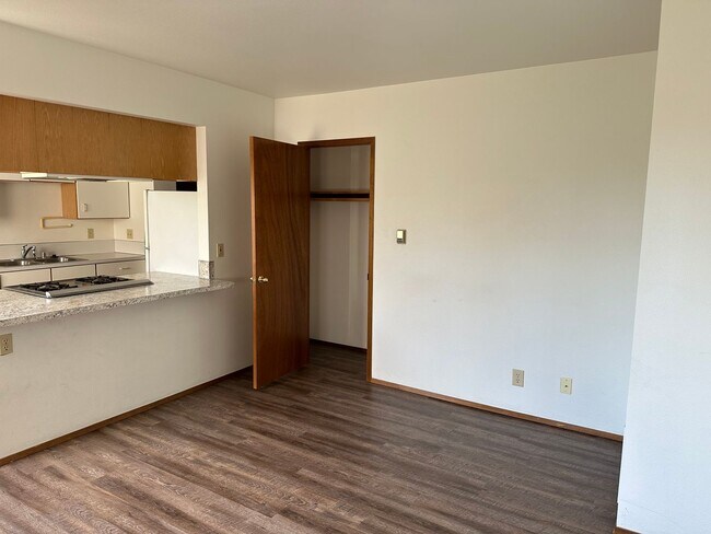 Foto del edificio - 1 Bedroom, 1 Bathroom Lower Unit in Small Apartment Building Close to BTC
