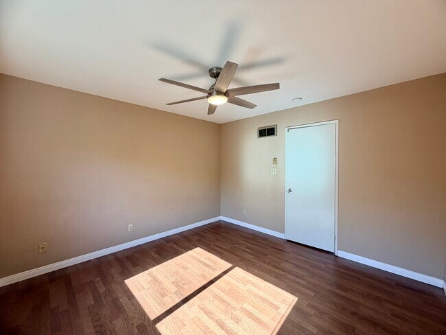 Building Photo - 7545 Charmant Dr