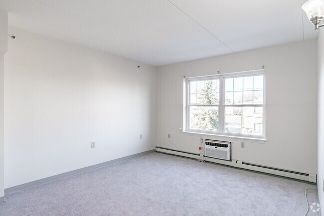 2 habitaciones, 1 baño - 700 pies cuadrados - Sala de estar y comedor - Hartford Place Senior Apartments 55+