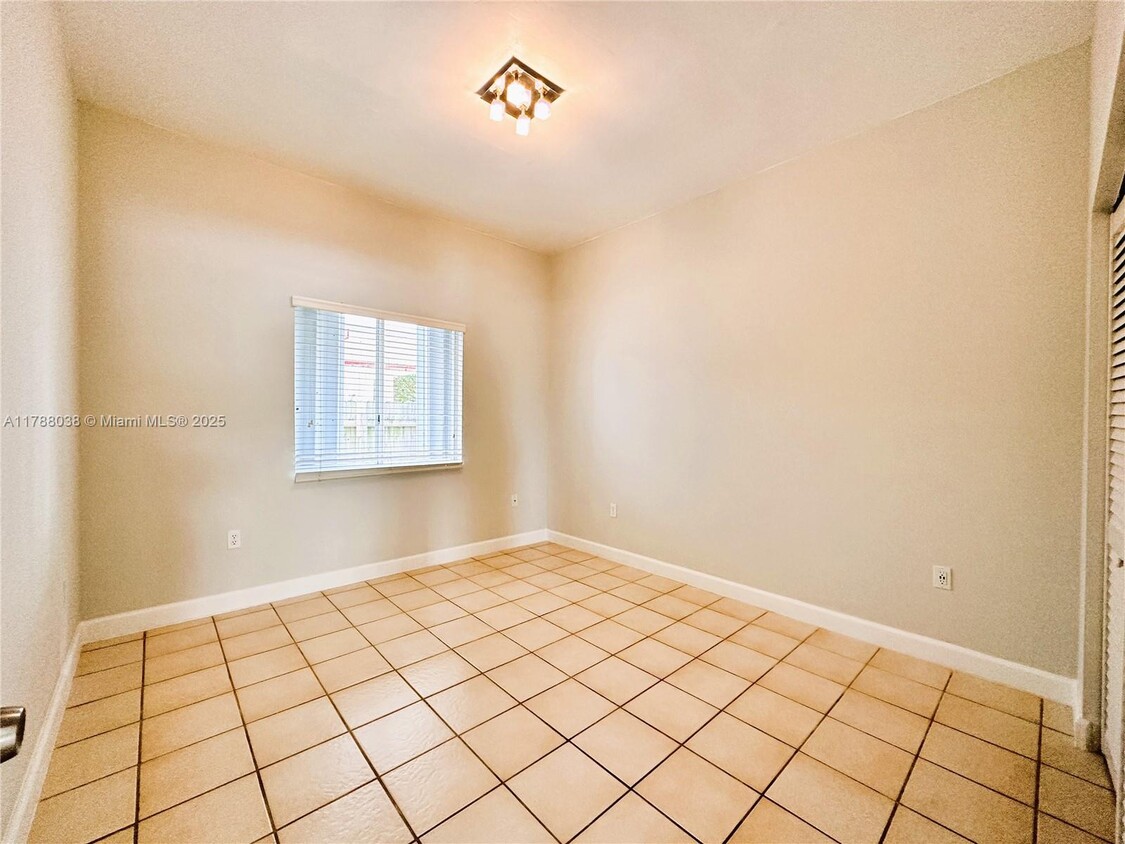 Building Photo - 842 SW 14th Ave