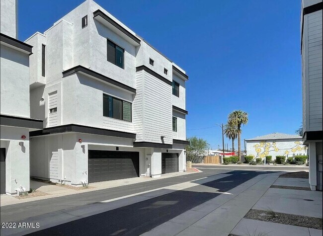 Foto del edificio - 3215 E Flower St