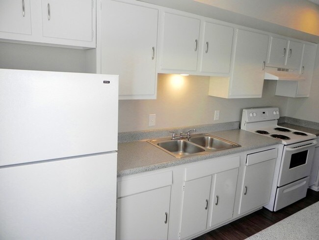 Building Photo - Fully Remodeled 2 Bedroom Available Now!