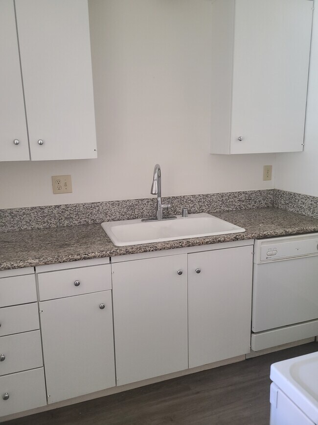 Kitchen - 23125 Madison St