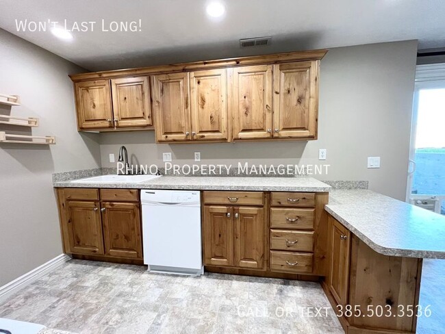 Building Photo - 2 Bedroom/1 Bathroom Duplex in Syracuse