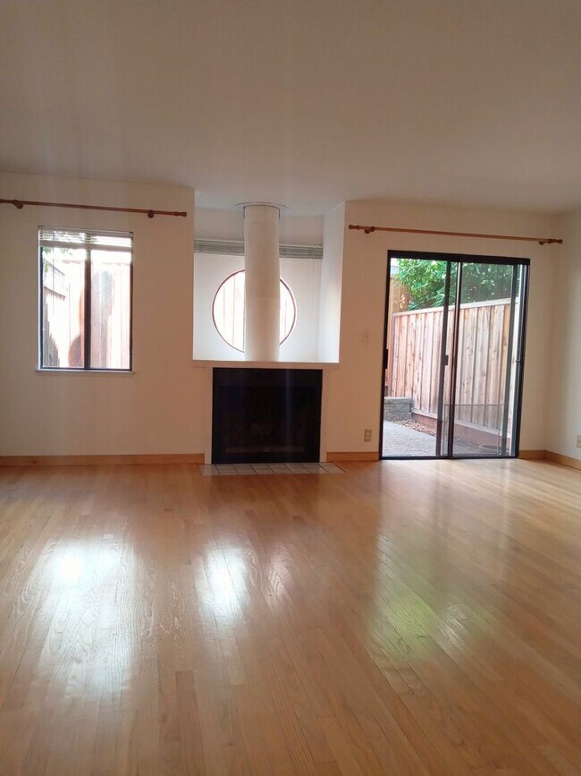 Building Photo - Spacious Two-Story Townhouse With Loft, At...