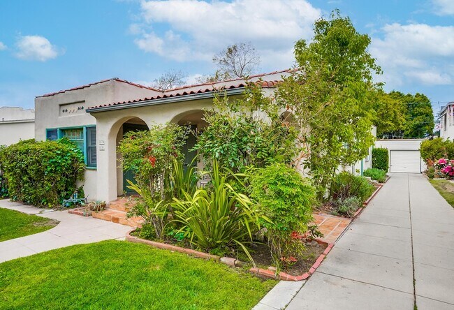 Building Photo - 1019 Havenhurst Dr