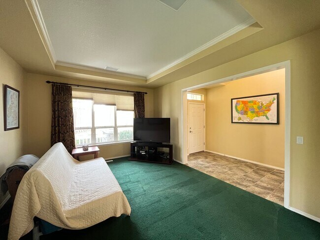 Building Photo - Spacious 5 Bed + Bonus Room 3 Bath House i...