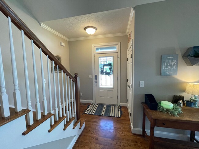 Building Photo - Charming 4 bedroom/2.5 bathroom in Tudor Branch!