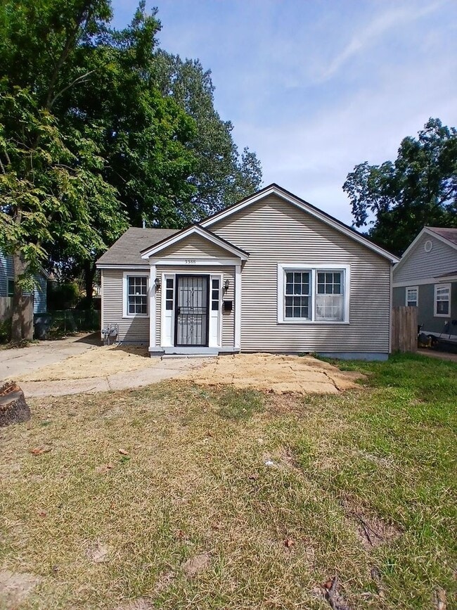 Building Photo - Renovated 4 bedroom 2 bath home - Open To ...