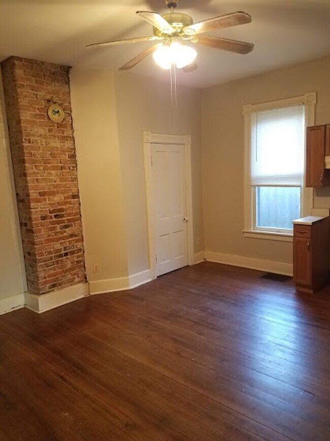 Foto del edificio - 2 Bed1 Bath Fenced in Backyard and Garage