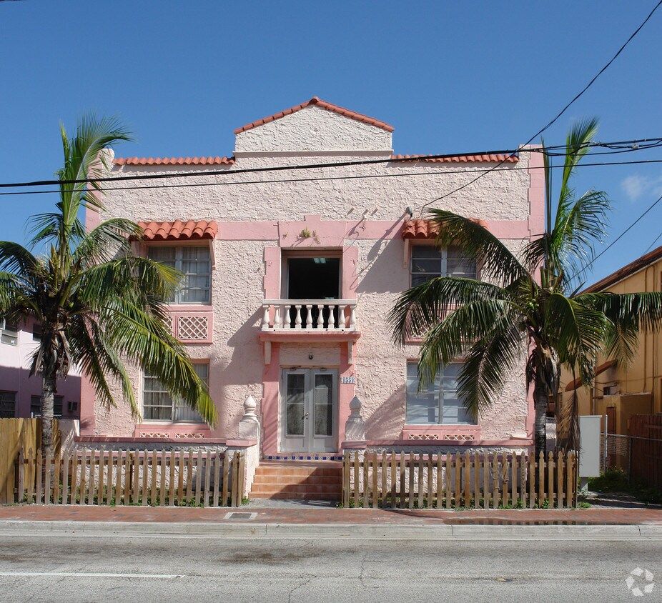 Building Photo - 1553 SW 7th St