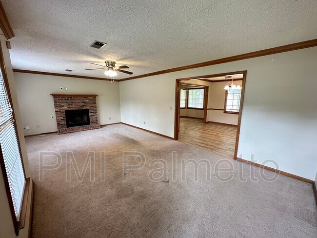 Building Photo - 824 N Royal Tower Dr
