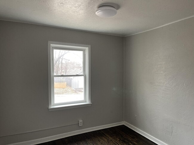 Building Photo - 1120 E 84th Terrace