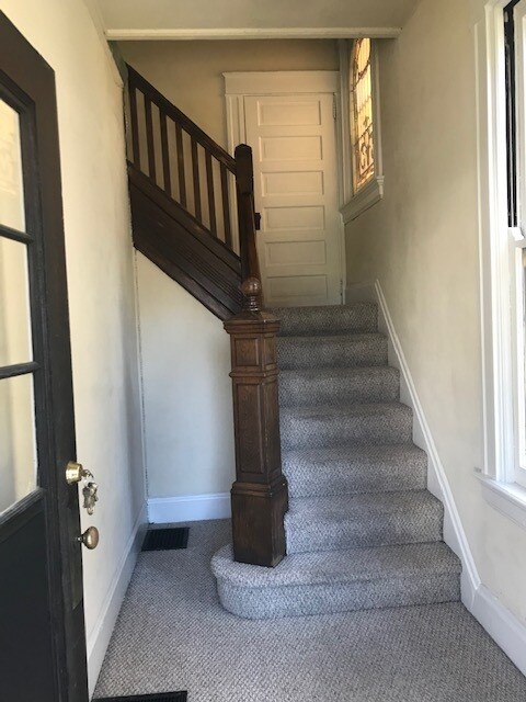 Escaleras al segundo piso - 3530 Shaw Ave