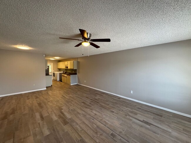 Foto del edificio - NEWLY RENOVATED 3 Bedroom/2 Bath Unit! Was...