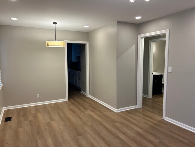 Foto del edificio - 529 Fairlane Dr