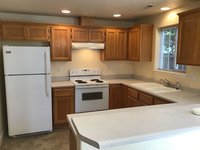 Building Photo - P0060 - 522-524 Briarwood Dr. (HW)