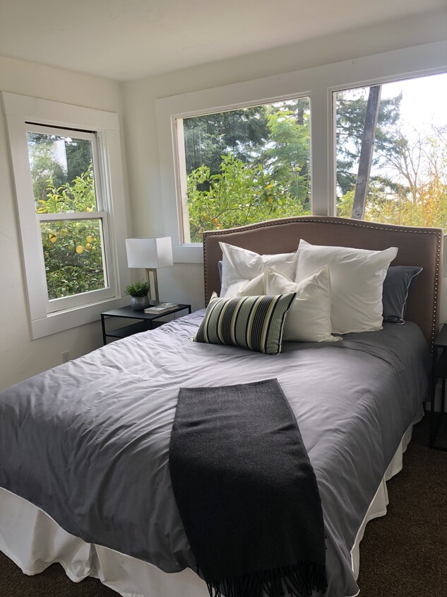 Bedroom one, with view of the garden - 1105 High Ct