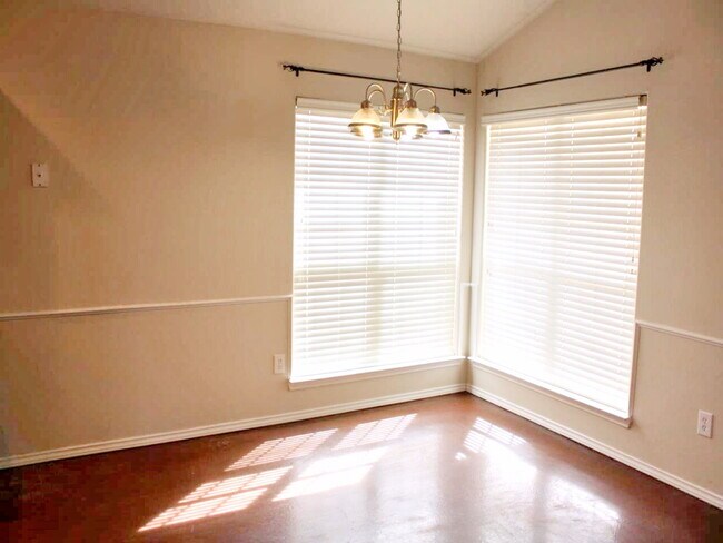 Foto del edificio - House Located Between 34th & Milwaukee & Minutes From W. Loop 289 Access!