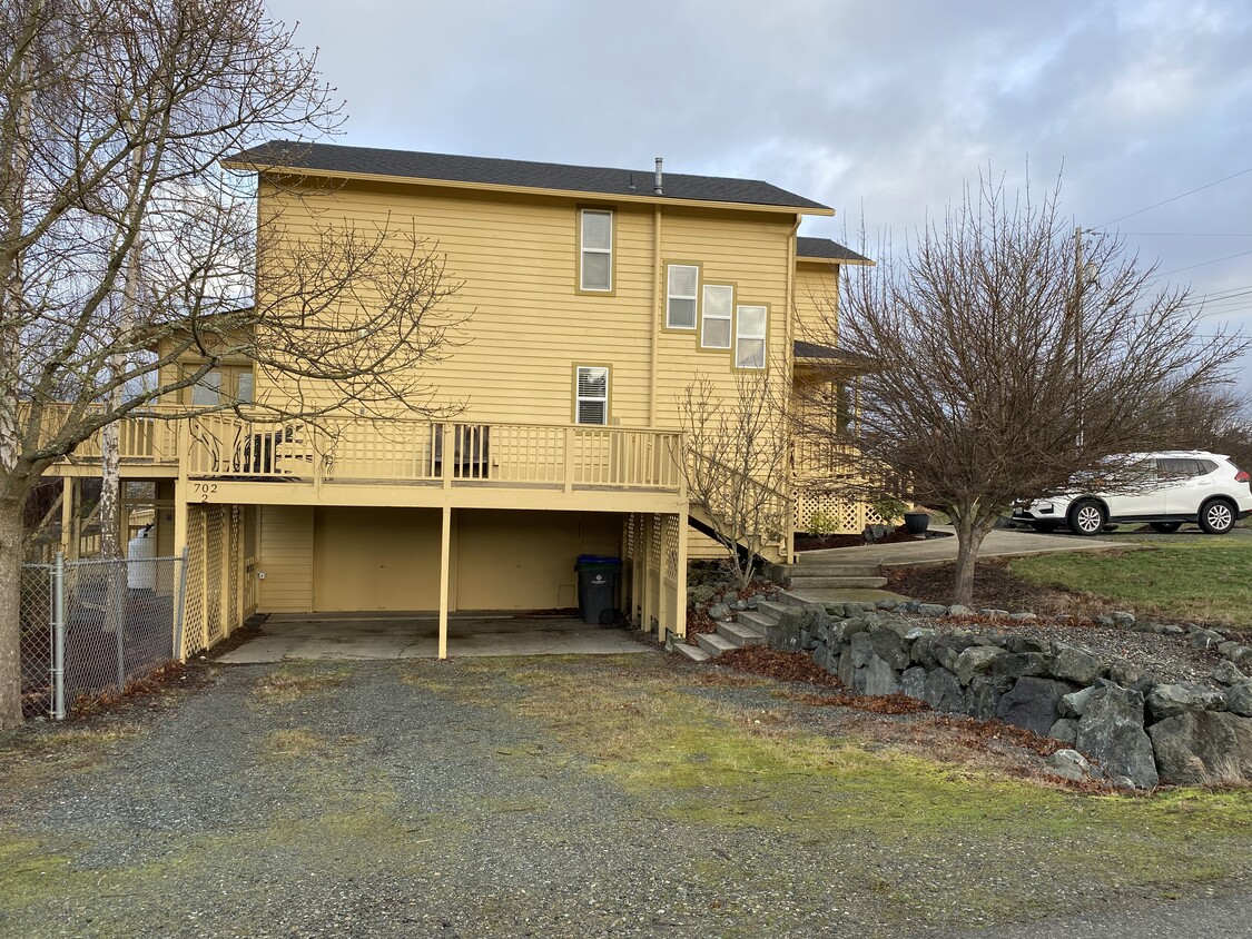 Carport Parking - 702 Alexander St