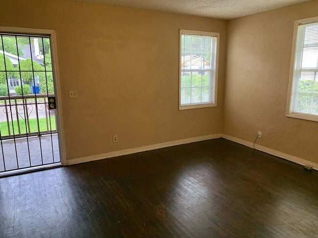 Building Photo - Spacious Duplex