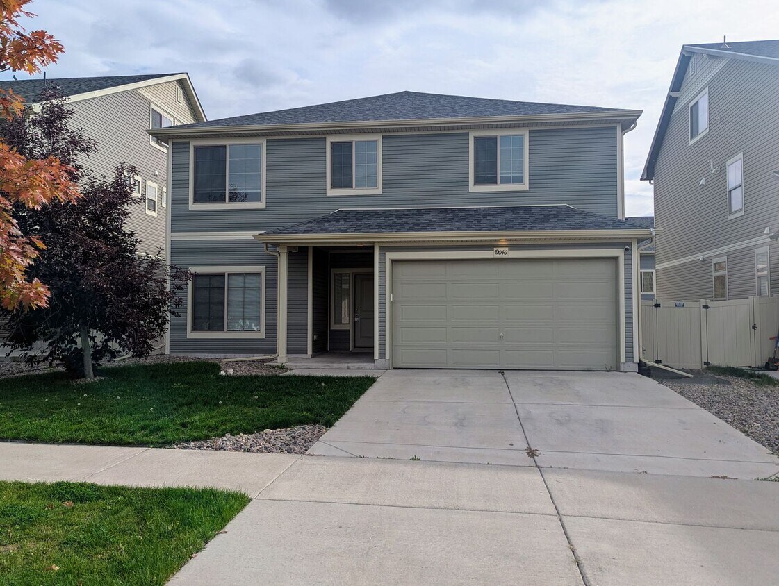 MASSIVE 4-BEDROOM, 3-BATHROOM HOME NEAR DI... - MASSIVE 4-BEDROOM, 3-BATHROOM HOME NEAR DI...