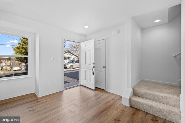 Building Photo - 486 Peleton St